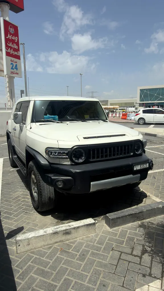 Toyota FJ Cruiser 2010 — photo 1 of 8