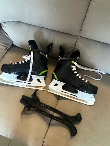 Black hockey ice skates with blade guards - NEW size 41