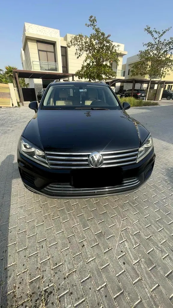 Volkswagen Touareg 2015 — photo 1 of 9