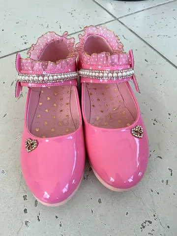 Brand new Girl size 35 pink flat shoes