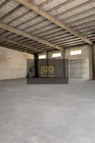 مستودع عالي الكهرباء مع ميزانين ومكاتب للإيجار في أم القيوين | 7,500 قدم | كهرباء 100 كيلو واط | على شارعين رئيسيين