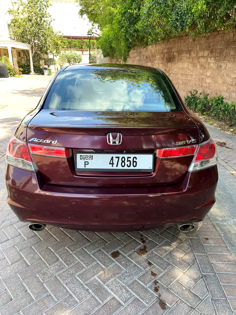 Honda Accord 2010 — photo 1 of 7