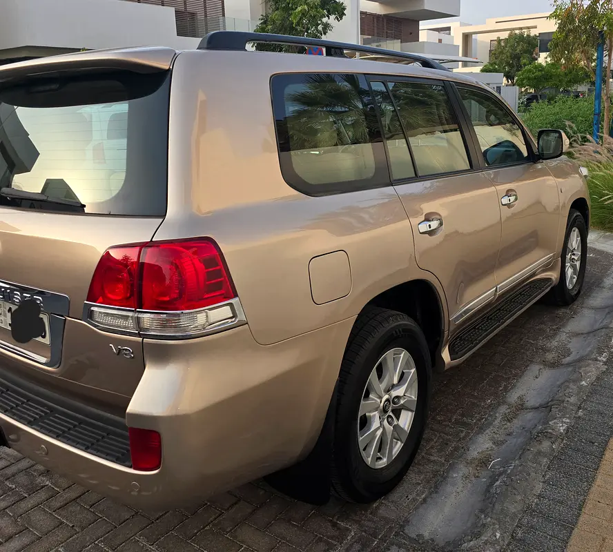 Toyota Land Cruiser 2010 — photo 1 of 4