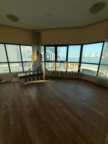 ثلاث غرف وصاله مع غرفه صغيره خادمه مساحه واسعه في القصباء باركن فري أطلاله مفتوحه أسبوع فري عدد الحمامات 3