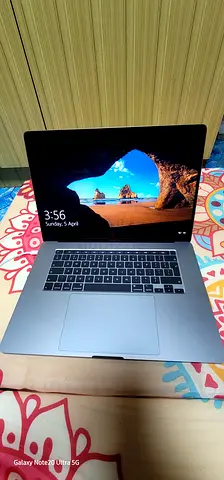 MacBook Pro 13-inch 512gb 16gb i9- GRAPHICS 4GB Excellent Condition