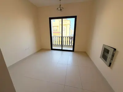 استوديو للإيجار السنوي في العالية – عجمان، مطبخ منفصل مع بلكونة، تكييف مركزي، أول ساكن، مساحة واسعة، موقع مميز بجانب شارع محمد بن زايد، السعر 22 ألف