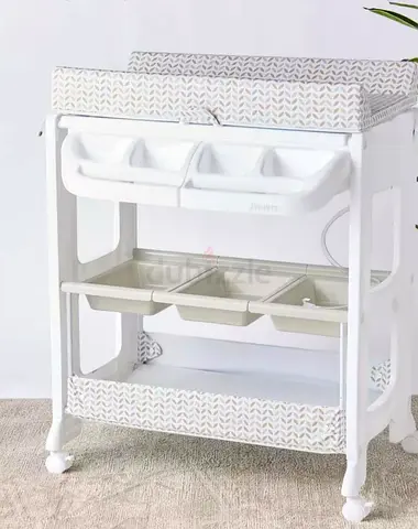 Changing table with removable tub