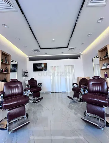 فرصة ذهبية لا تُعوض: صالون رجالي للبيع في قلب منطقة الخان