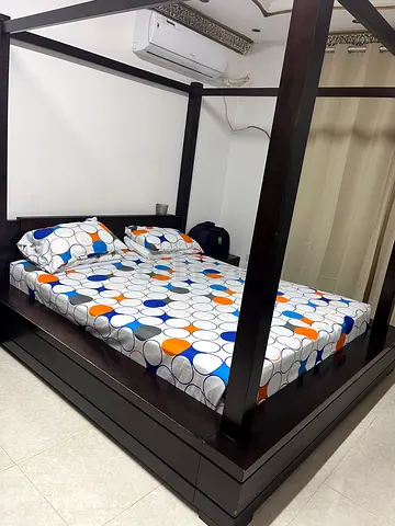 Stylish Four-Poster Bed with Bedding Set