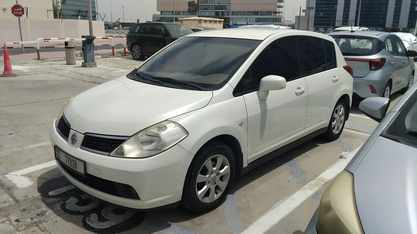 Nissan Tiida 2008 — photo 1 of 17