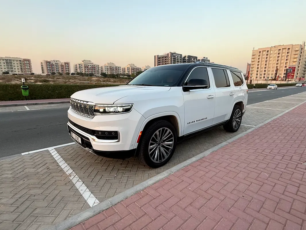 Jeep Grand Wagoneer 2023 — photo 1 of 8