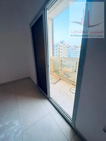 الراشدية3/بلكونة/باركن خلف البناية/مميزة/للعائلات