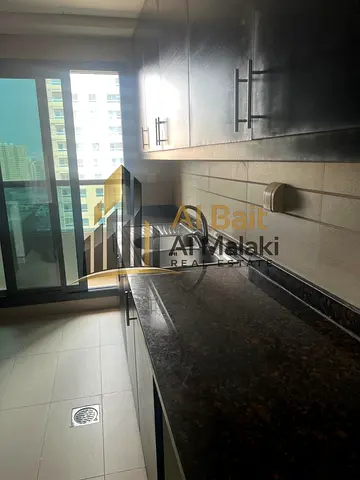 شقة للايجار السنوي  المنطقة :المجاز3 القصباء عداد الغراف:1 ماستر الحمامات :2 تكيف : فري  مركز صحي:(جيم رجالي +جيم نسائي+مسبح) الدفعات :4/6 ا