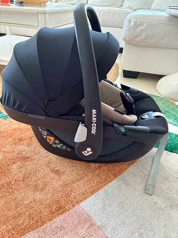 Maxi-Cosi Infant Car Seat (rear-facing) - used, good condition