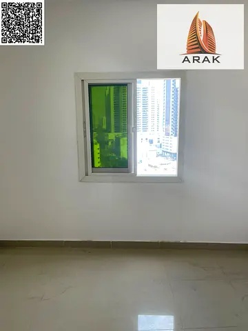 ستوديو للإيجار السنوي في الراشدية 3 على شارع المرور القديم بتكييف مركزي مع مرونة في الدفع