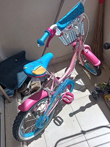 Girls bicycle 3-7 years for sale in good condition.