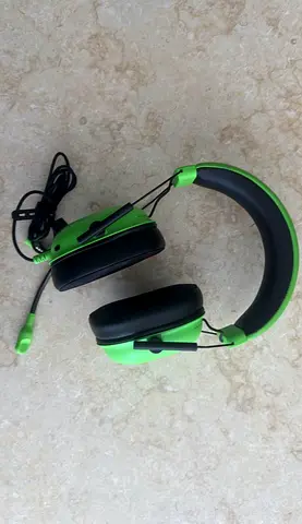 Razer wired over-ear headphones with mic