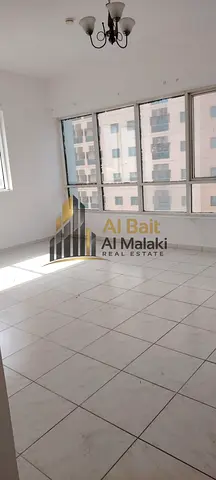 شقة 3 غرف وصالة مع غرفة خادمة للإيجار في التعاون – باركن خاص وبلكونة بإطلالة مفتوحة