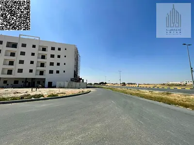 **للبيع – أرض متعددة الاستخدامات في العالية، عجمان**  **الموقع:** العالية – عجمان  **المساحة:** 400 متر مربع (4305 قدم مربع)  **تصريح البناء:** أرضي +