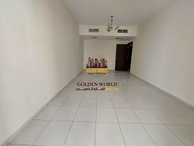 شقة غرفة وصالة في المجاز 2، الشارقة. غرفة ماستر، خزن بالحائط، 2 حمام، موقع مميز، قريبة من الخدمات ودبي. السعر 42,000 سنوي، الدفع عبر تابي/تمارا متاح.