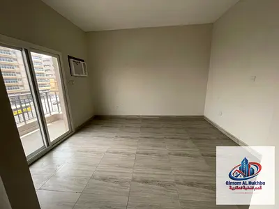 شقة 3 غرف وصالة أول ساكن على شارع الوحدة مباشرة طريق دبي مع بلكونة و2 حمام تكييف مركزي وغاز مركزي موقع مميز