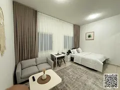 A golden opportunity! Luxurious, fully furnished studio apartment with hotel-style furnishings,secon