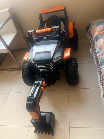 My kids battery-powered ride-on excavator (good condition)