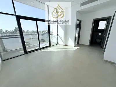 للإيجار | غرفة وصالة – القليعة | إطلالة أمامية على البحيرة