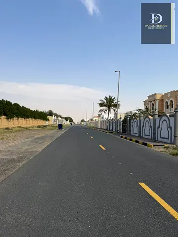 للبيع في الشارقه منطقه   النوف ارض سكني   مساحه 17430 قدم   تصريح البناء فيلا سكني   ارضي واول