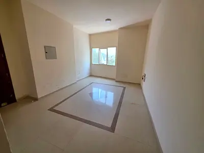شقة غرفتين وصالة بمساحة كبيرة وتصميم داخلي عملي يوفر توزيعاً مريحاً للغرف مع استغلال مثالي للمساحات، مما يمنح إحساساً بالاتساع والراحة في جميع أجزاء