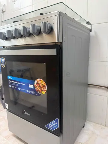 Midea freestanding gas range with oven — 4-burner hob and glass lid