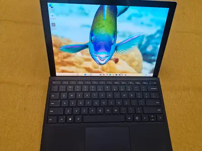 Microsoft surface pro 7 Corei5 8GB Ram 256GB SSD