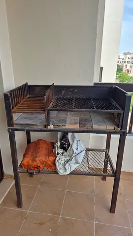 Heavy-duty charcoal BBQ grill