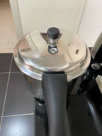 Stainless Steel Pressure Cooker - excellent condition . 5.5 Liter