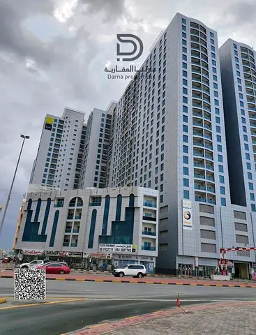 شقة من غرفتي نوم متاحة للبيع في برج سيتي تاور، إطلالة داخلية، مطبخ مغلق، وموقف سيارات.