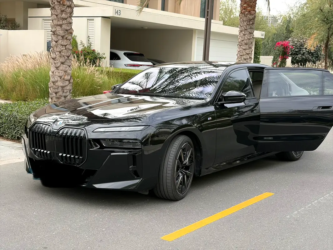 BMW 7-Series 2025 — photo 1 of 16