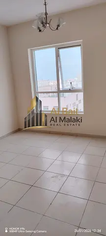 غرفة وصالة مميزة للإيجار في المجاز 3 داخل تاور حديث وجديد بتصميم عصري وتشطيب أنيق. الشقة تتمتع بإطلالة مفتوحة وجميلة توفر إحساساً بالراحة والهدوء مع إضاءة طبيعية ممتازة طوال اليوم. تحتوي على بلكونة وا