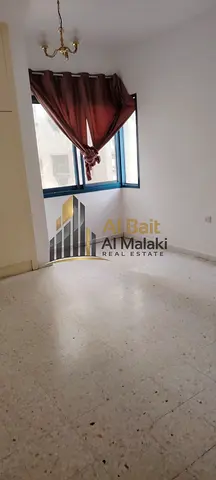 غرفتين وصاله في المجاز 3 مع بالكون وحمامين أطلاله مفتوحه قريبة من جميع المراكز الحيويه وكورنيش المجاز