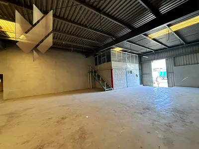 للايجار مستودع الصناعيه10 | موقع استراتيجي مميز | شارع رئيسي | مساحه واسعه | كهربا عاليه | مناسبه للصناعي والتجاري | مكتب للاعمال | تسهيلات دفعات |