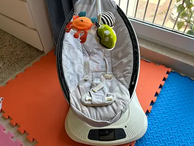 Original 4mom MamaRoo electric baby swing/rocker with toy mobile - good condition