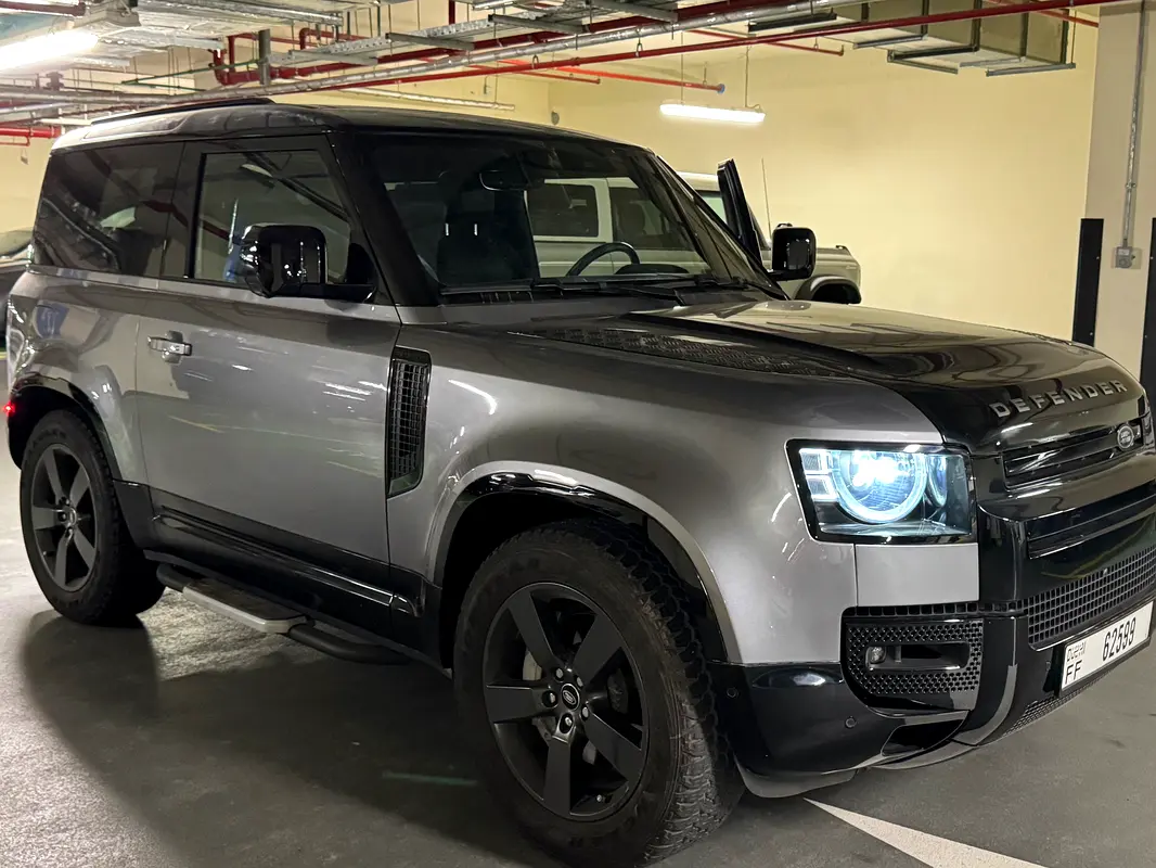 Land Rover Defender 2023 — photo 1 of 6