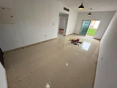 شقة غرفة وصالة للإيجار السنوي في المويهات 3 – مساحة كبيرة جدًا وبلكونة كبيرة – بناية جديدة وموقع مميز