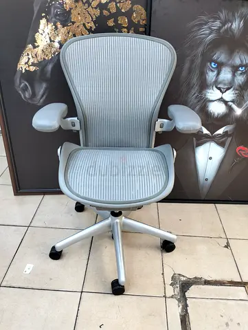 For selling Herman Miller Areon classic chair size B size and C available