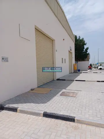 مستودع استثماري متميز للبيع في مدينة الإمارات الصناعية بالشارقة - فرصة لا تعوض!