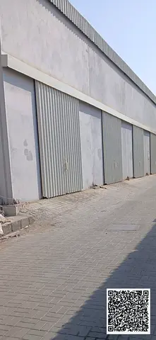 للإيجار مستودع مع ميزانين جاهز في موقع مميز