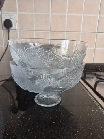 Glass Pedestal Dessert Bowl with Leaf Design