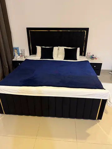 Bed with matress and 2 bedside table