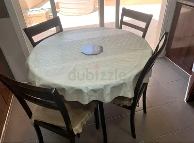 Dining round table