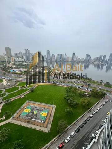 🏢✨ **مكتب فاخر للإيجار السنوي في المجاز 2 | إطلالة على الحديقة والبحيرة + تكييف وباركن مجاني** ✨🏢