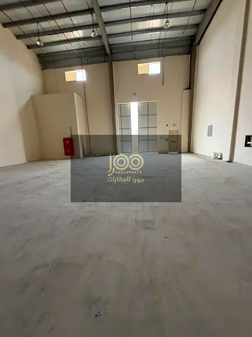 مستودع على شارع رئيسي للإيجار في أم القيوين | 3,300 قدم | كهرباء 40 كيلو واط | جاهز | 4 مستودعات متجاورة